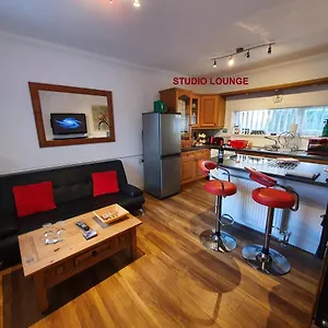  Apartment Cozy Studio Haven: Long-stay Comfort With Free Parking & Amenities